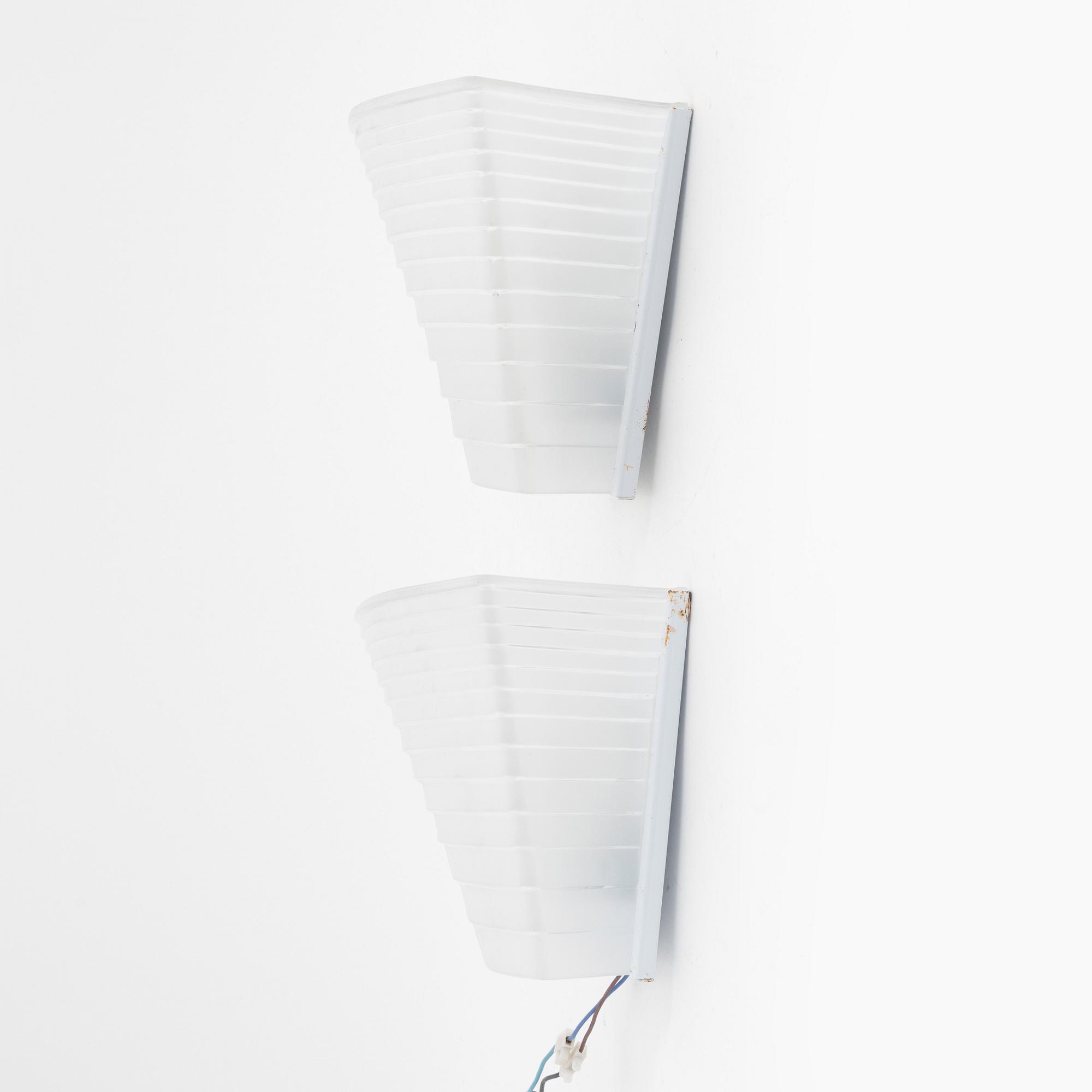 Angelo Mangiarotti, a pair of 'Pergamo 30' wall lights, Artemide, Italy.