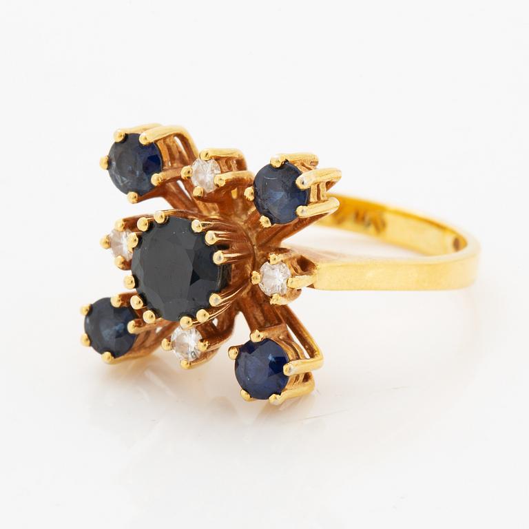 Ring med safirer och briljantslipade diamanter.
