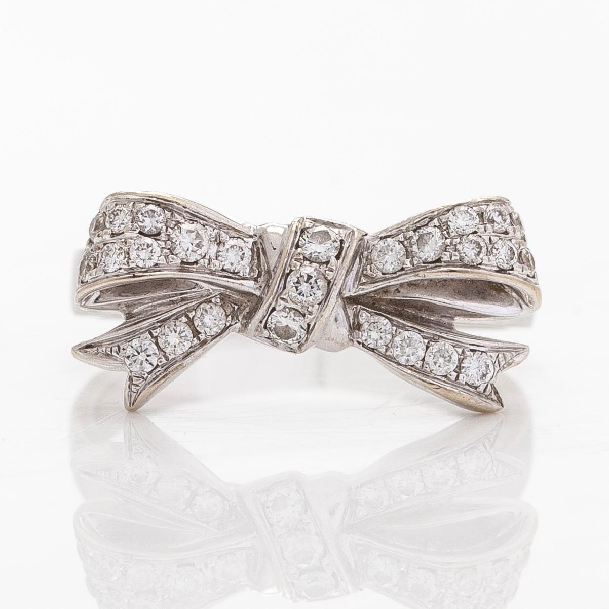 An 18K white gold ring with brilliant-cut diamonds.