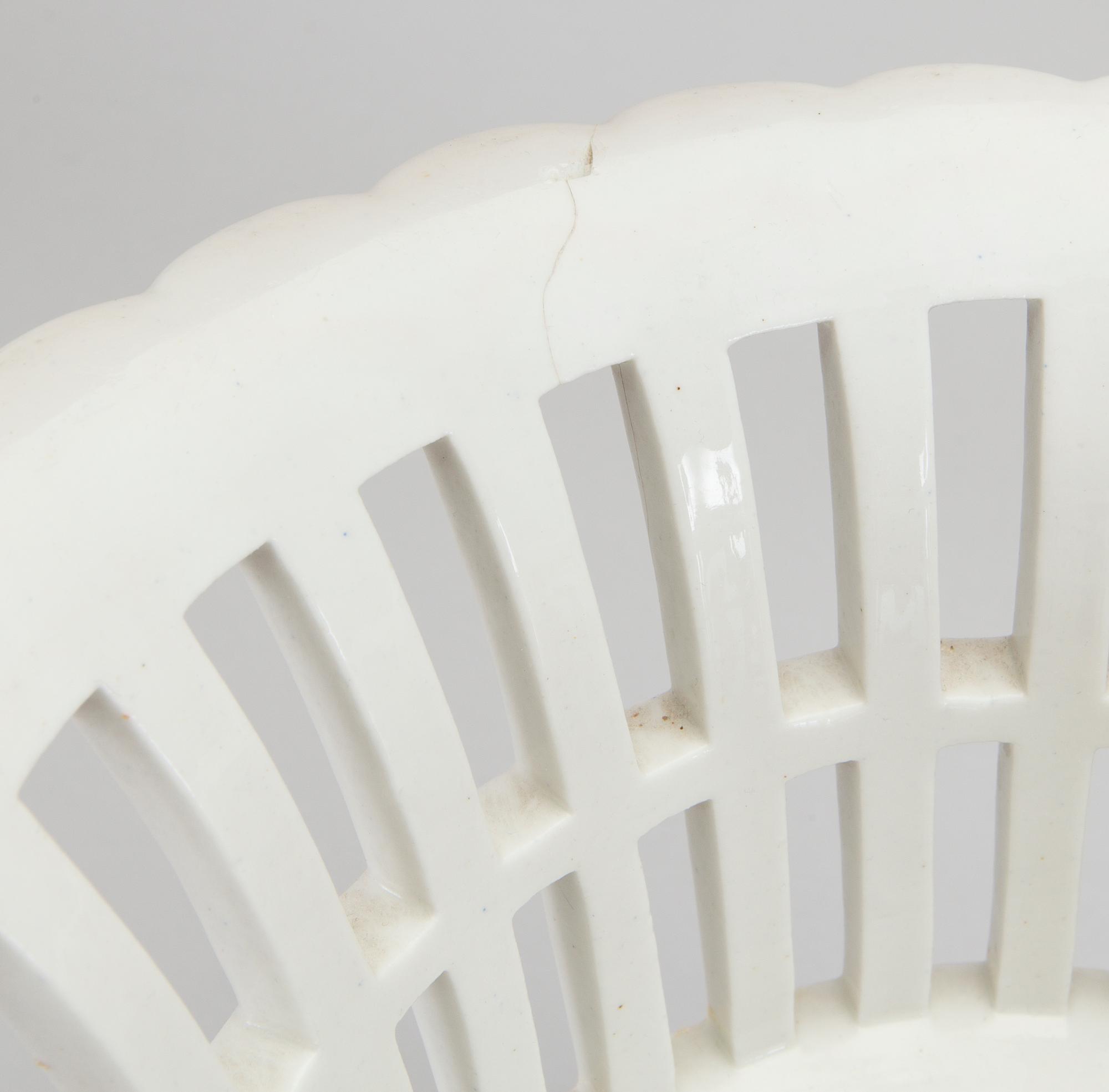 A PAIR OF ROYAL BOWLS, porcelain, probably Germany, end of 19th century.