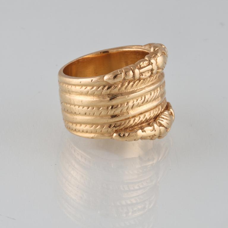 RING, 18K guld, Bengt Hallberg, Köping, 1996. Vikt 19,3 gram.