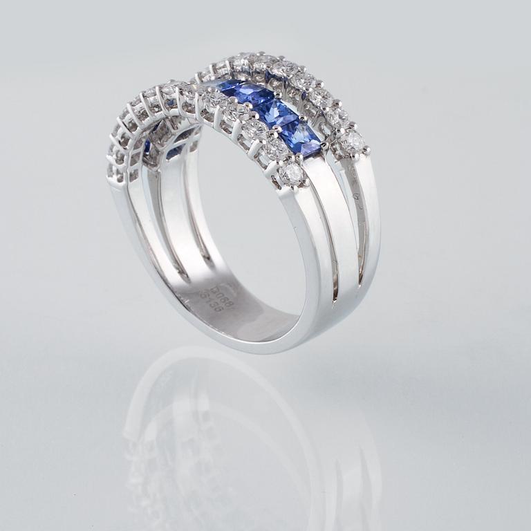 RING, 18K vitguld med 26 briljantslipade diamanter 0.88 ct samt 7 blå safirer 1.36 ct. Vikt 7,8 gram.