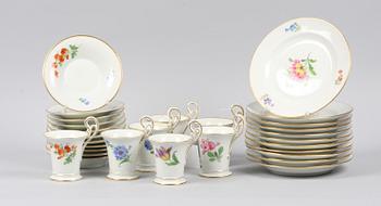 KOPPAR MED FAT, 7 ST SAMT ASSIETTER, 11 st, porslin, Meissen 1800-tal.