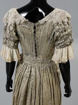 KOSTYM, 1900-talets första hälft.