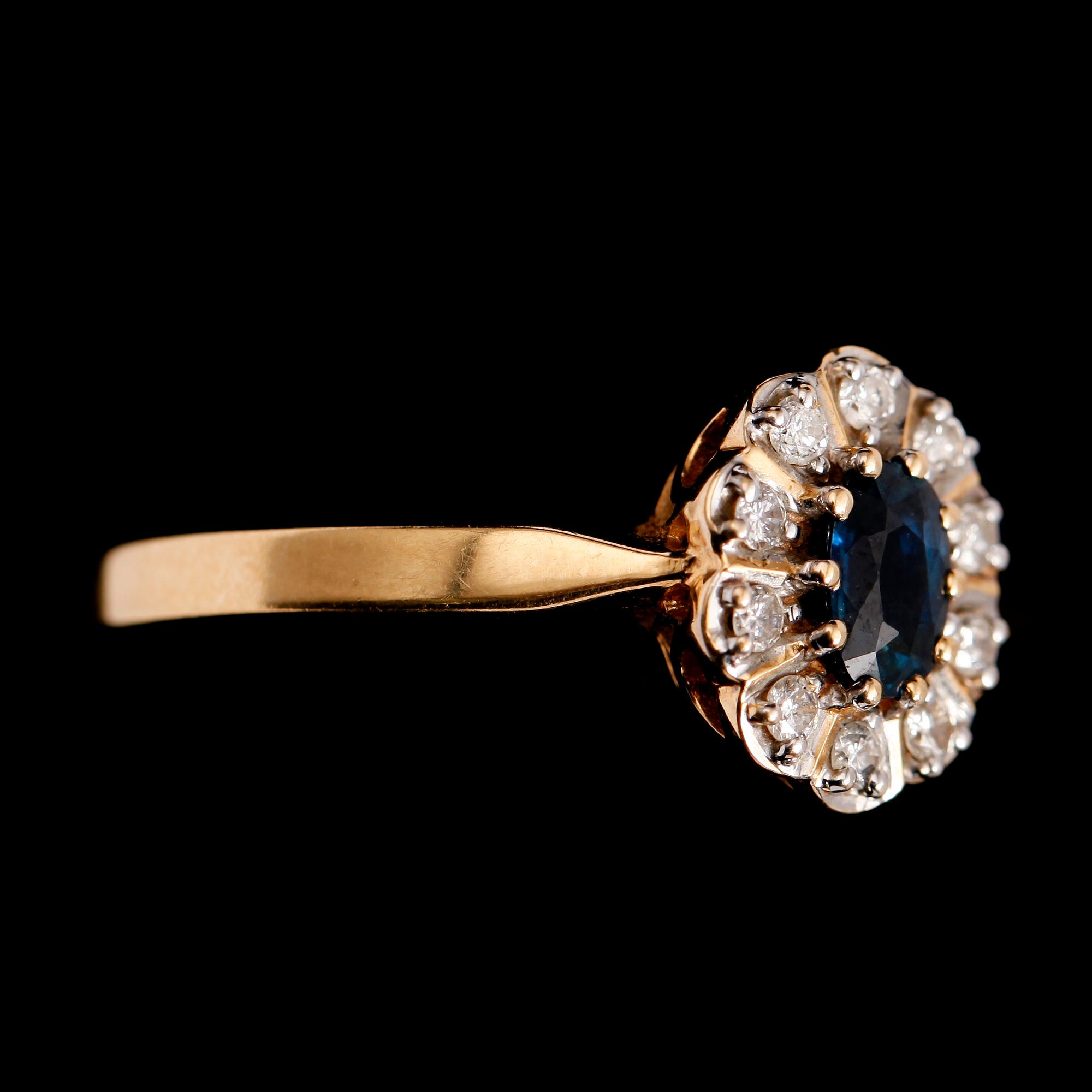 RING, 18 k guld, safir samt diamanter tot ca 0.20 ct enl gravyr. Total vikt ca 4 gr.