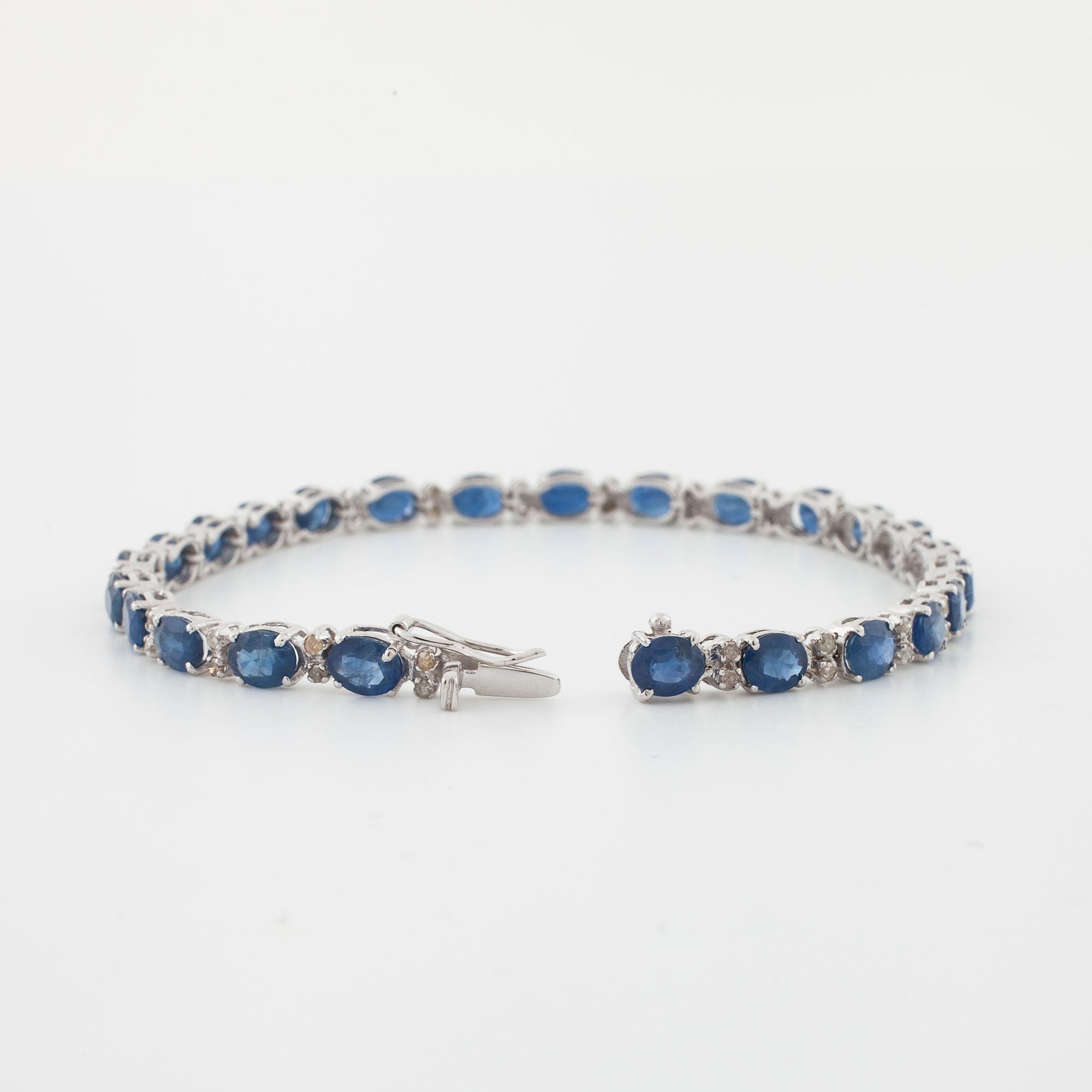 ARMBAND, med fasettslipade safirer totalt ca 9.75 ct och briljantslipade diamanter, totalt ca 0.50 ct.