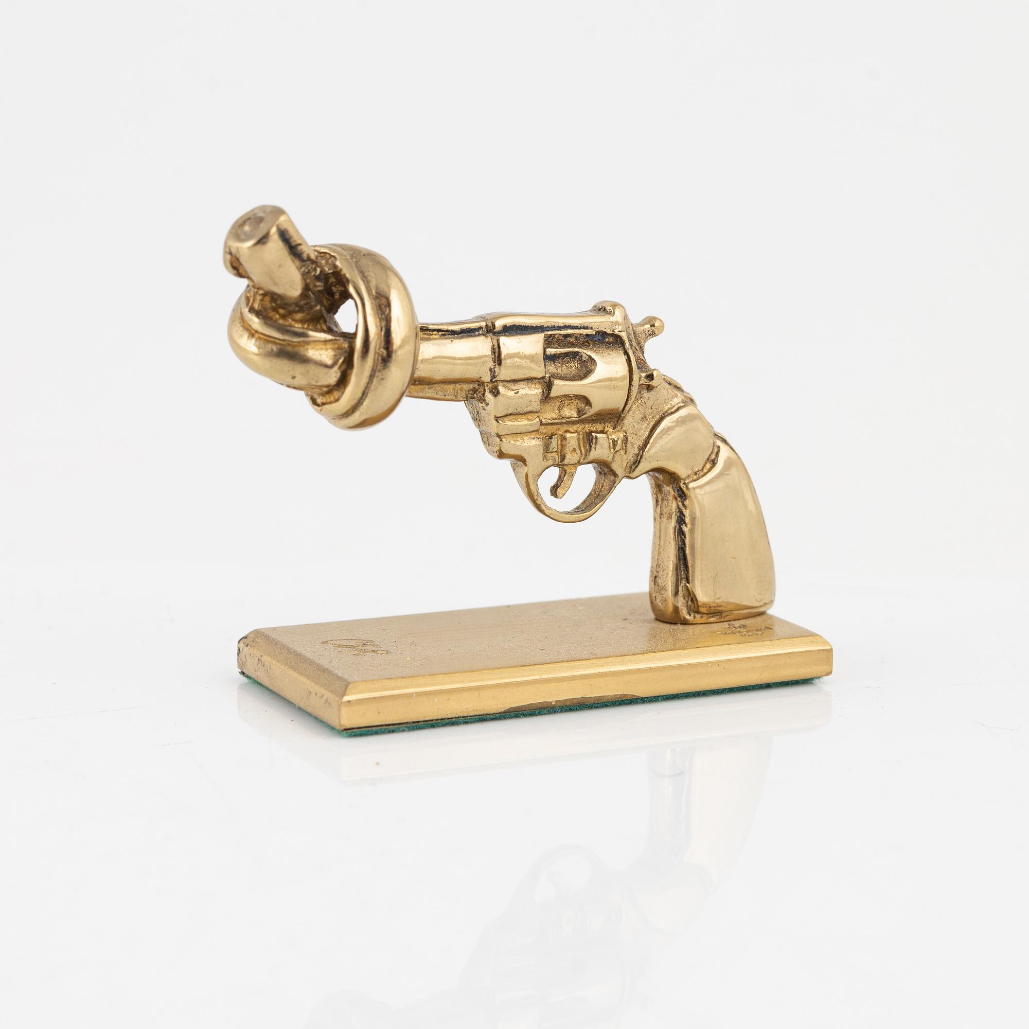 Carl Fredrik Reuterswärd, skulptur, "Non violence", Skultuna.