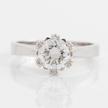 An 18K white gold ring set with a round brilliant-cut diamond.
