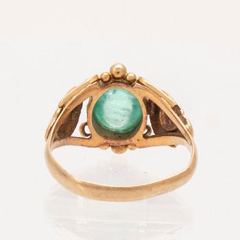 An 18K gold ring set with a cabochon cut emerald by Harbeck Wilhelm Stockholm 1945.