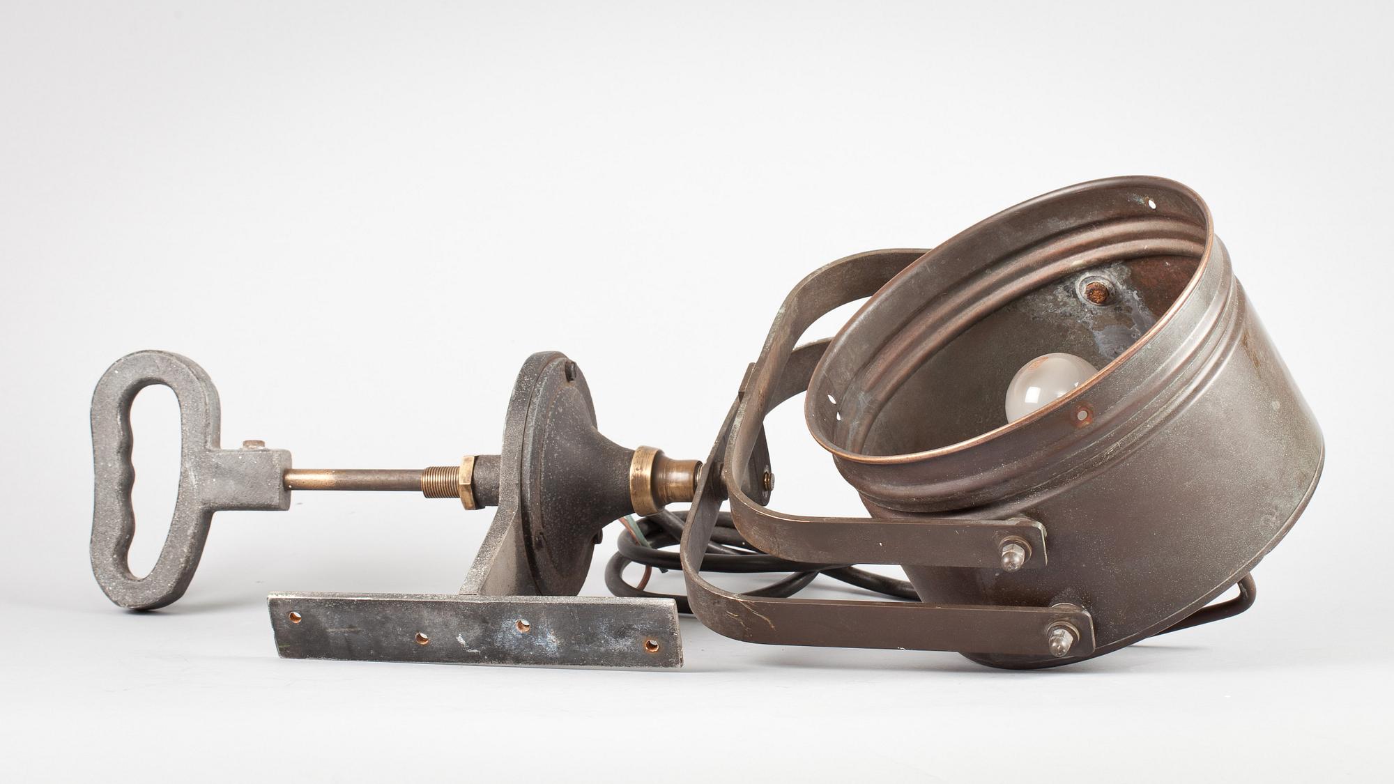 STRÅLKASTARE, metall, 1900-tal.