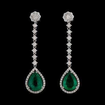 110. Diamantgradering, A pair of emerald, 5.25 cts in total, and diamond, 1.43 cts in total, earrings.