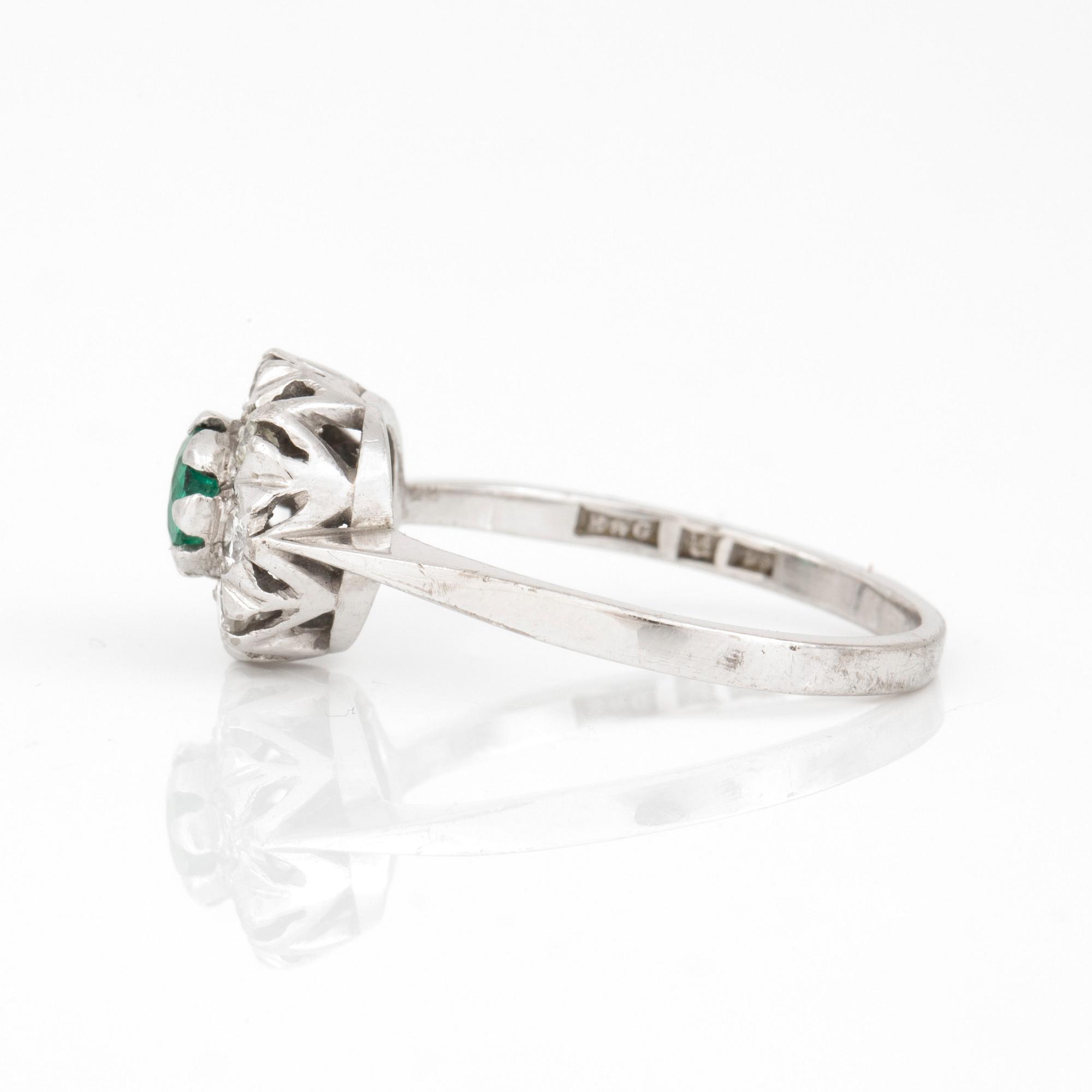 RING, 18K vitguld med smaragd ca 0.21 ct och briljantslipade diamanter totalt ca 0.28 ct. Uppsala 1969. Totalvikt 3,34 g.