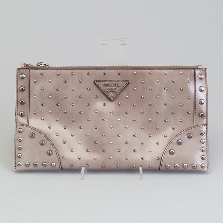A CLUTCH, PRADA.