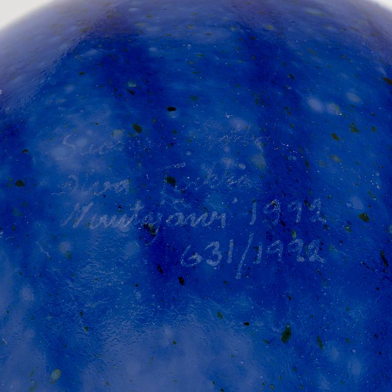 Oiva Toikka, a 'Scaup duck of Finland' glass bird, signed Suomen sotka Oiva Toikka Nuutajärvi 1992, numbered 631/1992.