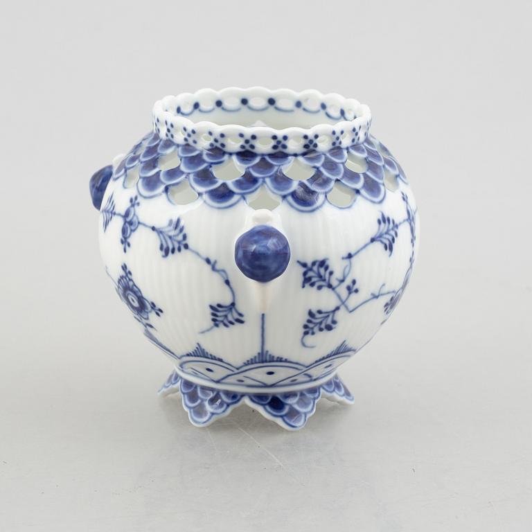 A "Blue fluted full lace" / "Musselmalet" small vase, Royal Copenhagen, model 1043, around 1900.