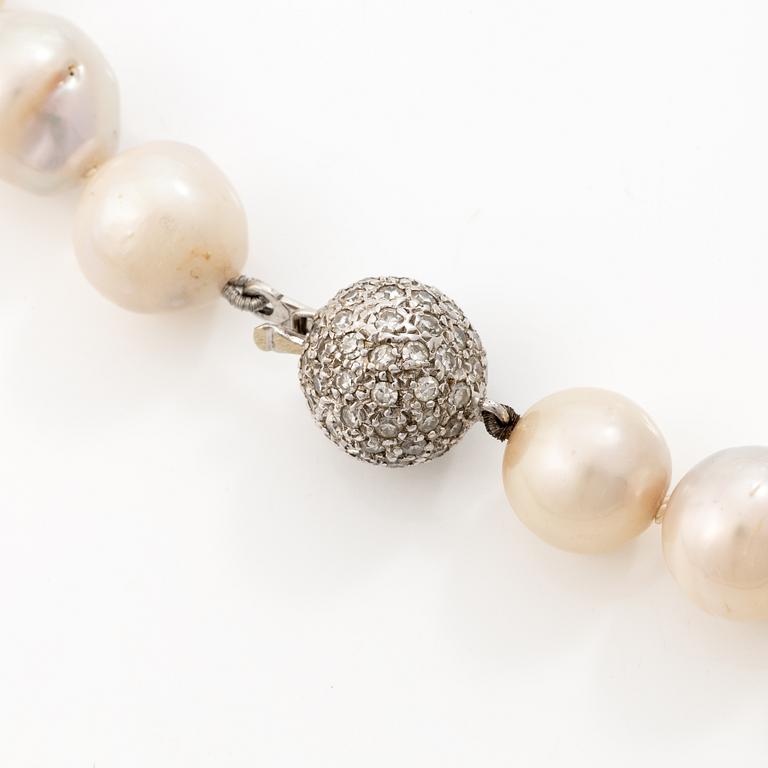 Two pearl necklaces with cultured freshwater pearls, two 18K white gold clasps set with small diamonds.