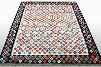 Matta kelim, ca 288 x 211 cm.