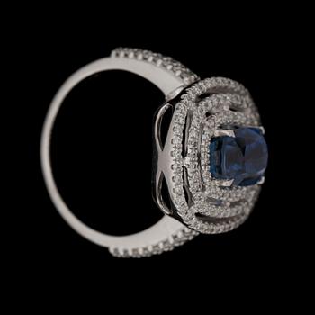 A facett cut sapphire ring, 3.05 cts set with brilliant cut diamonds tot. 0.47 ct.