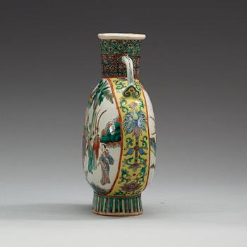 A famille verte moon flask, late Qing dynasty (1644-1912), with Xuande four character mark.