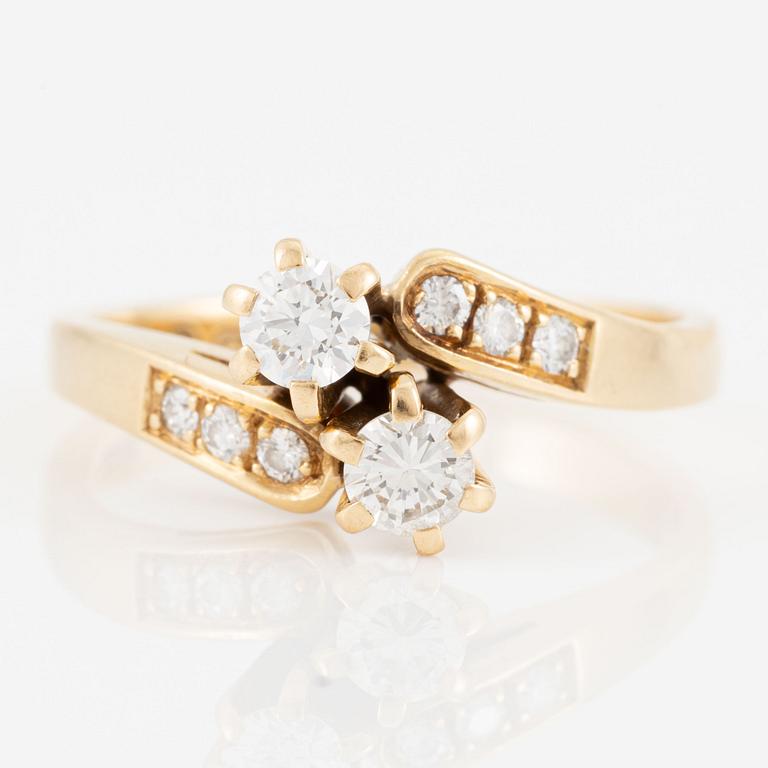 Ring in 18K gold set with round brilliant-cut diamonds.