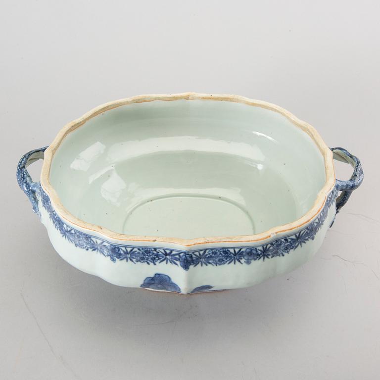 TERRIN med LOCK och FAT, porslin, Kina, omkring 1800.