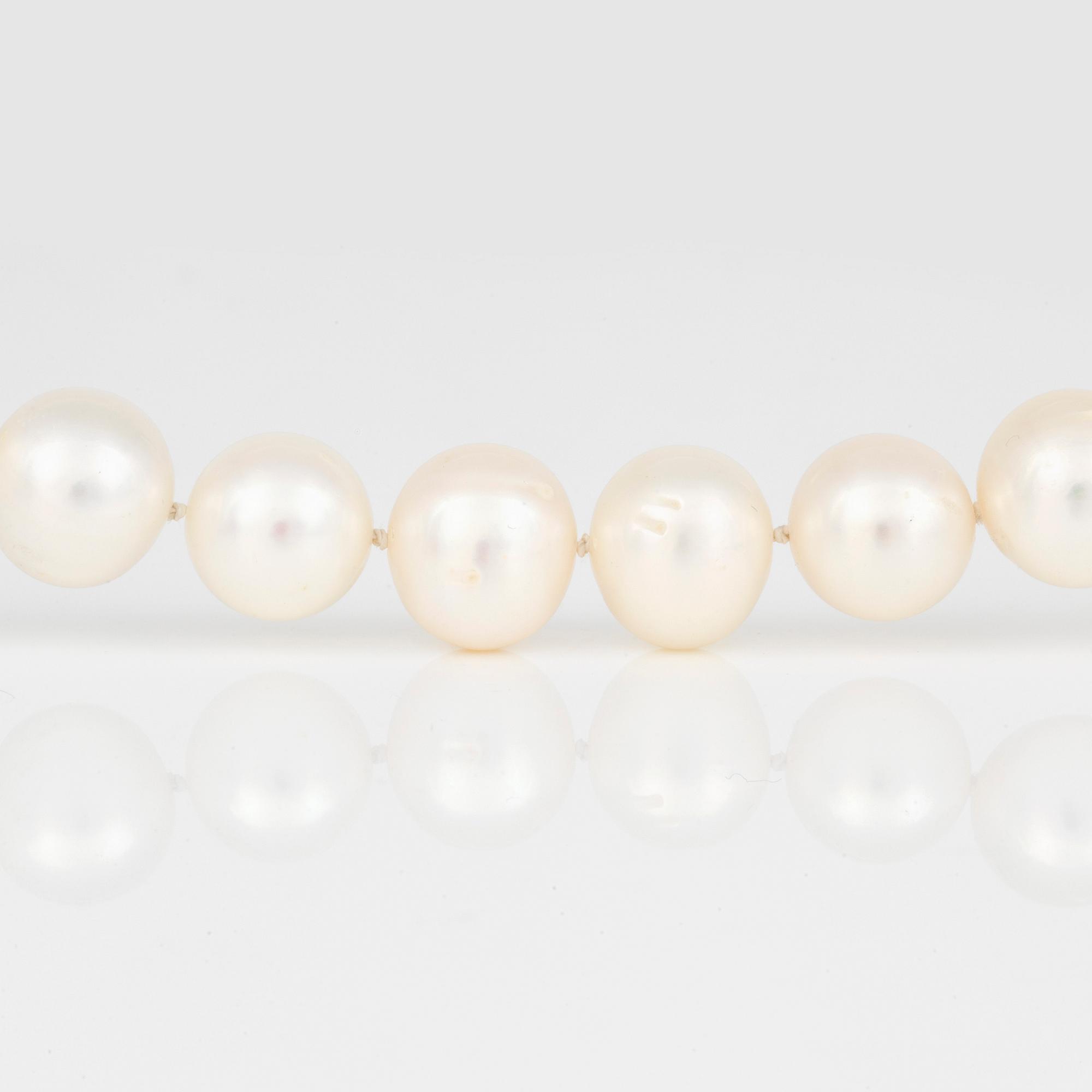 PÄRLCOLLIER, odlade sötvattenspärlor med lås i 18K guld dekorerad av grön sten samt rosenslipade diamanter.