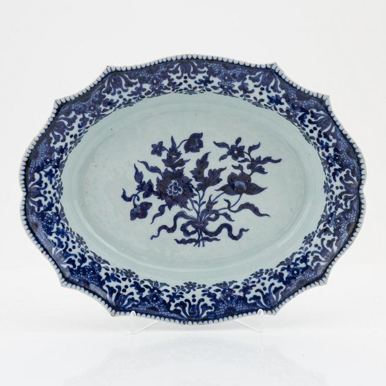 A blue and white tureen stand, Qing dynasty, Qianlong (1736-95).
