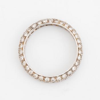 An 18K white gold ring set with round brilliant-cut diamonds.