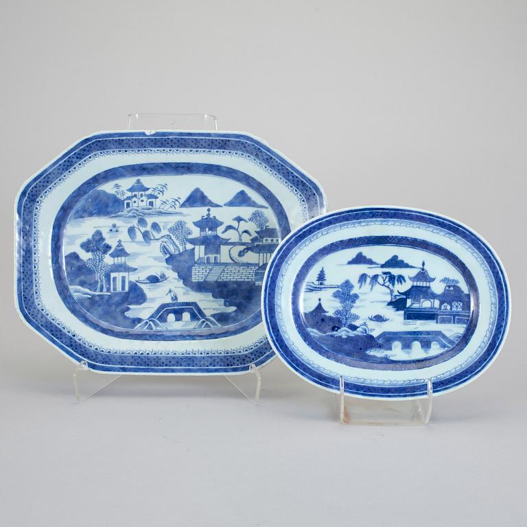 STEKFAT, 2 stycken, porslin. Kina, Jiaqing (1796-1820).