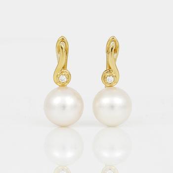 ÖRHÄNGEN, ett par, 14K guld med odlade saltvattenspärlor och briljantslipade diamanter tot ca 0,05 ct. Vikt ca 6,44 g.