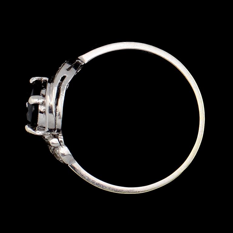 RING, vitguld med diamanter och safir. Total vikt ca 2,4 g.