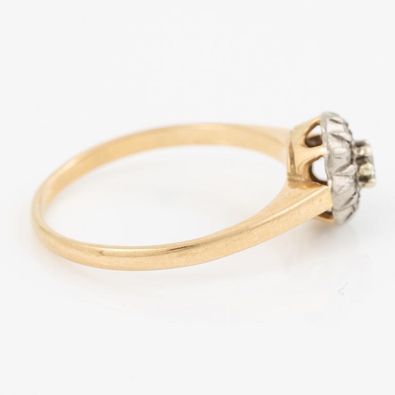Ring in 18K gold set with round brilliant and eight-cut diamonds.
