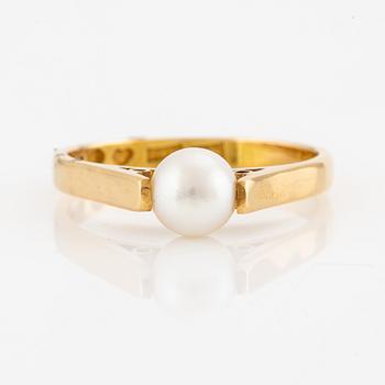 Ring, 18K gold with cultured pearl.