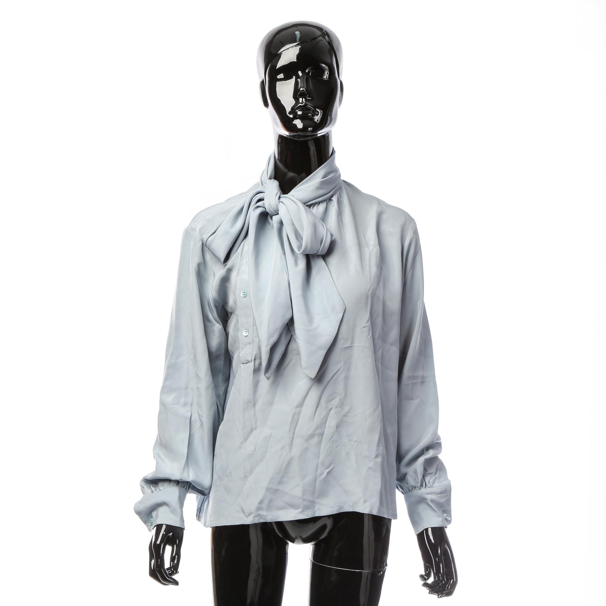 BLUS, Yves Saint Laurent.
