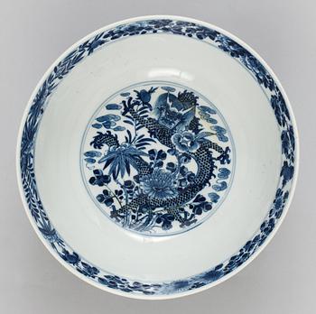 A blue and white bowl, late Qing dynasty (1644-1912). With Kangxi´s four character mark.