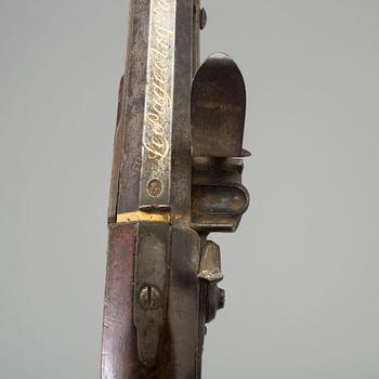 FLINTLÅSPISTOLER, ett par, för officer, signerade Le Page, circa 1810.