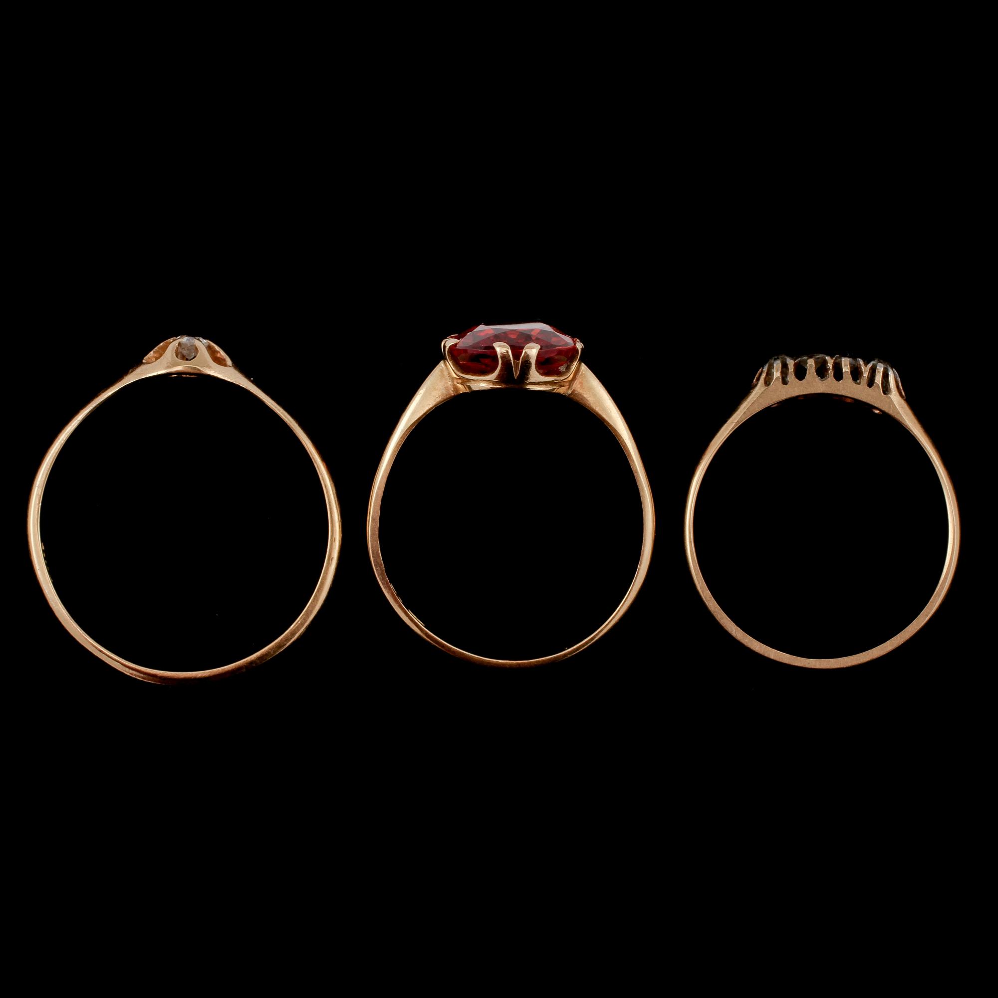 RINGAR 3 st, 18k guld med fasettslipad almandit respektive diamanter, 1900-tal. Vikt 6 g.