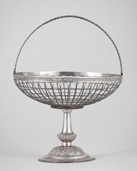FRUKTKORG PÅ FOT, silver. Jonas Lindberg, 1827, Stockholm,  Vikt ca 570g.