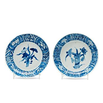 455. A pair of blue and white dishes, Tianqi/Chongzhen, 17th Century.