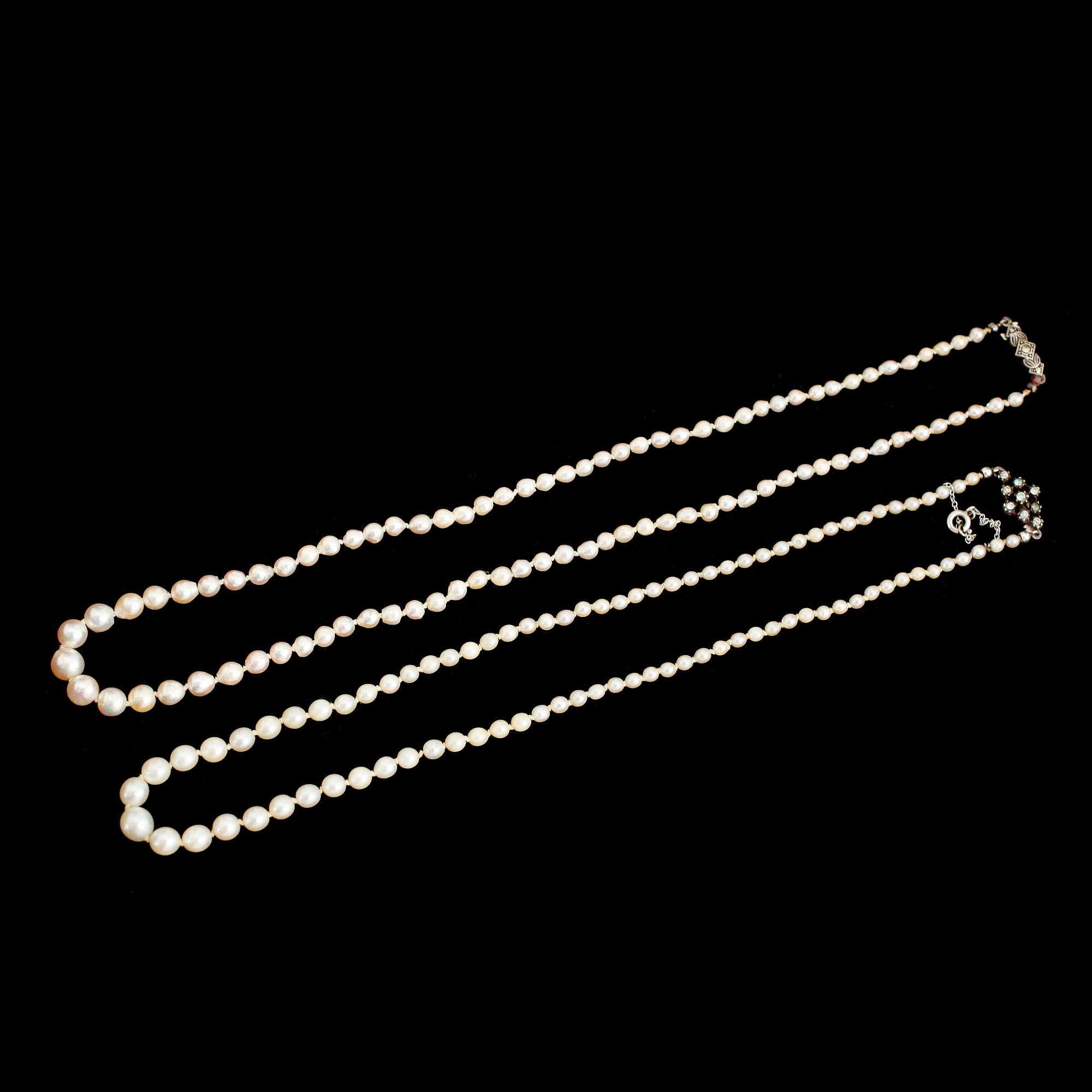 PÄRLCOLLIER, 2 st, odlade doserade pärlor, 1900-talets första hälft.