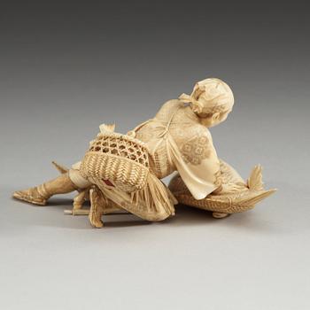 OKIMONO, ben och elfenben. Japan, tidigt 1900-tal.