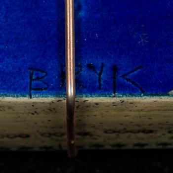 RUT BRYK, KERAMIKRELIEF, LÅDA. Fjäril. Sign. Bryk. Sent 1950-tal.