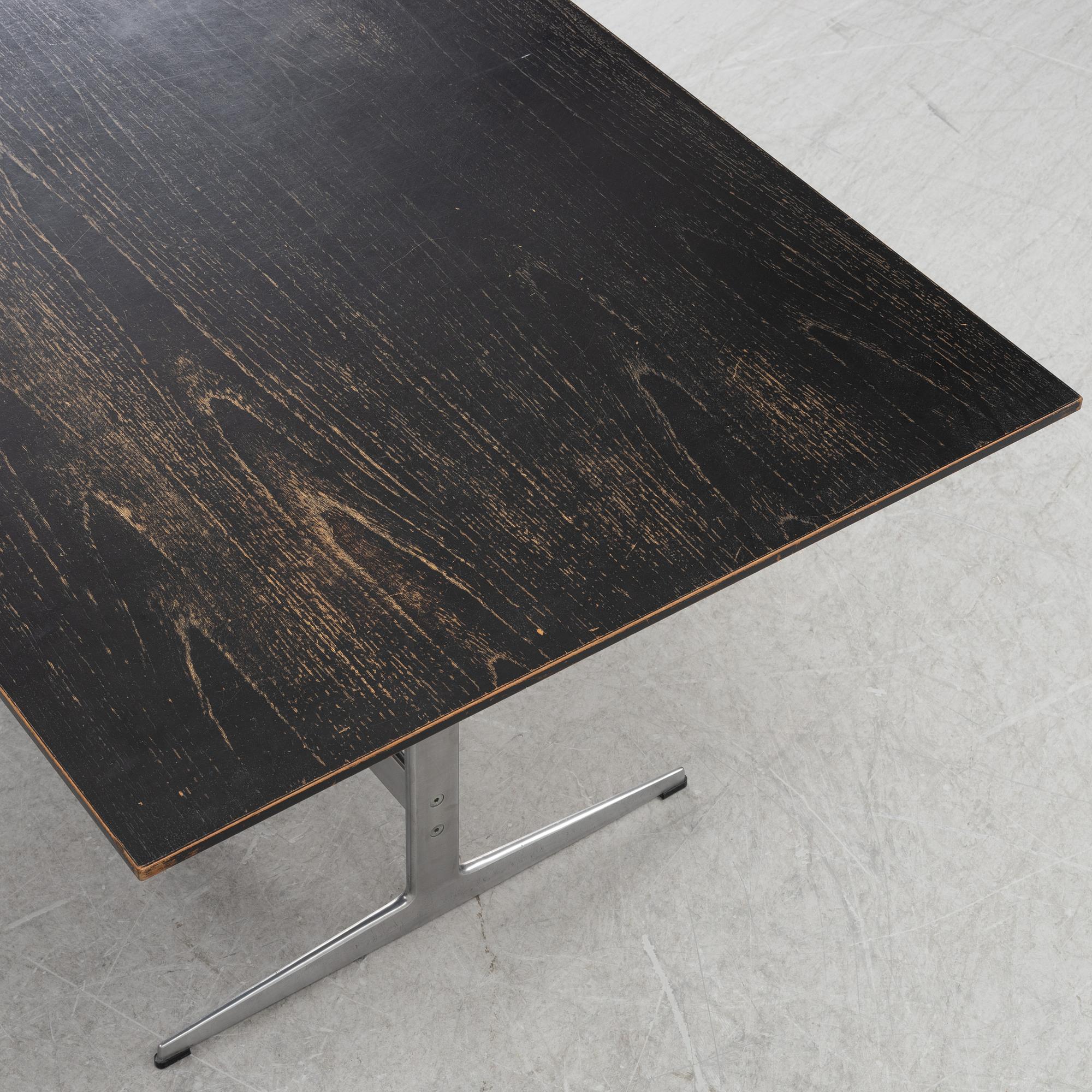 A Shaker table by Arne Jacobsen for Fritz Hansen, dated 1980.