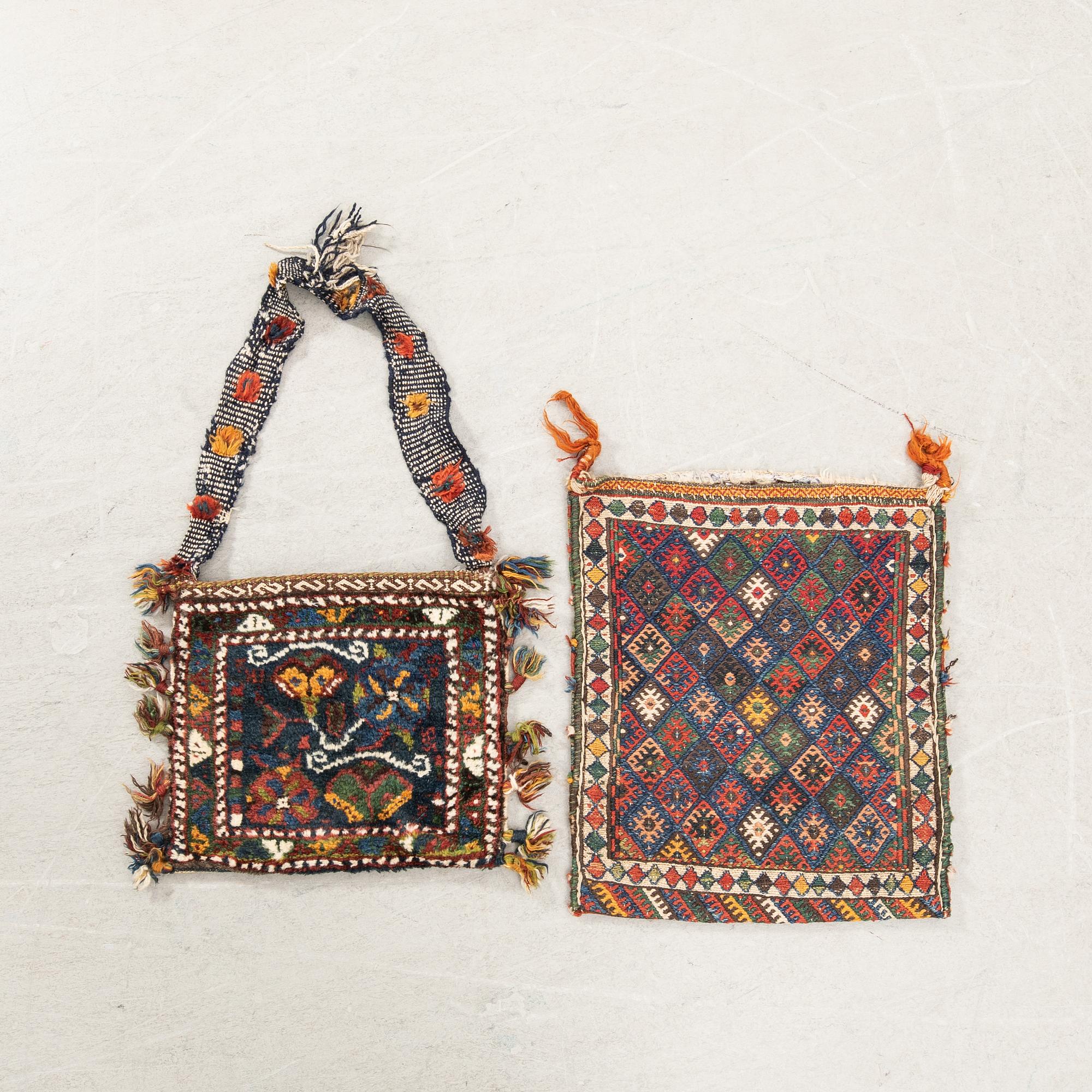Väskor 2 st Chanteh, Afsar och Kashgai/Shiraz semiantika ca 33x38 cm (utan tofsar och band) och 49x44 cm.