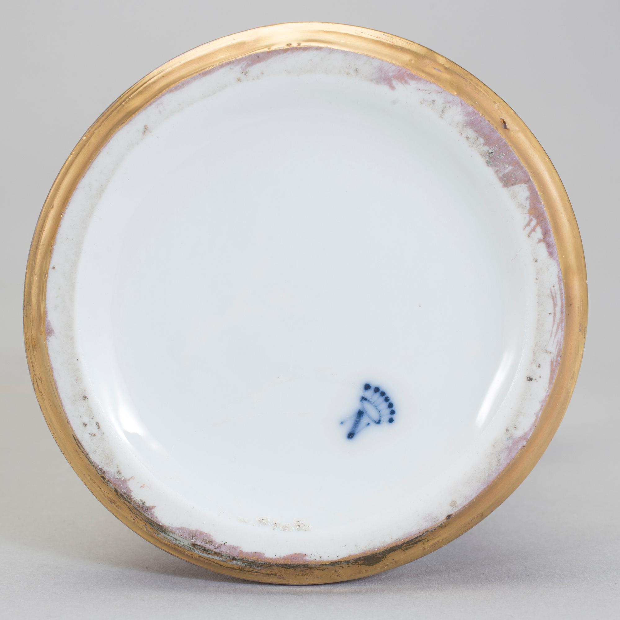 FIGURINER, 5 stycken, porslin, med neapelliknande märke. Sannolikt Italien. 1900-tal.