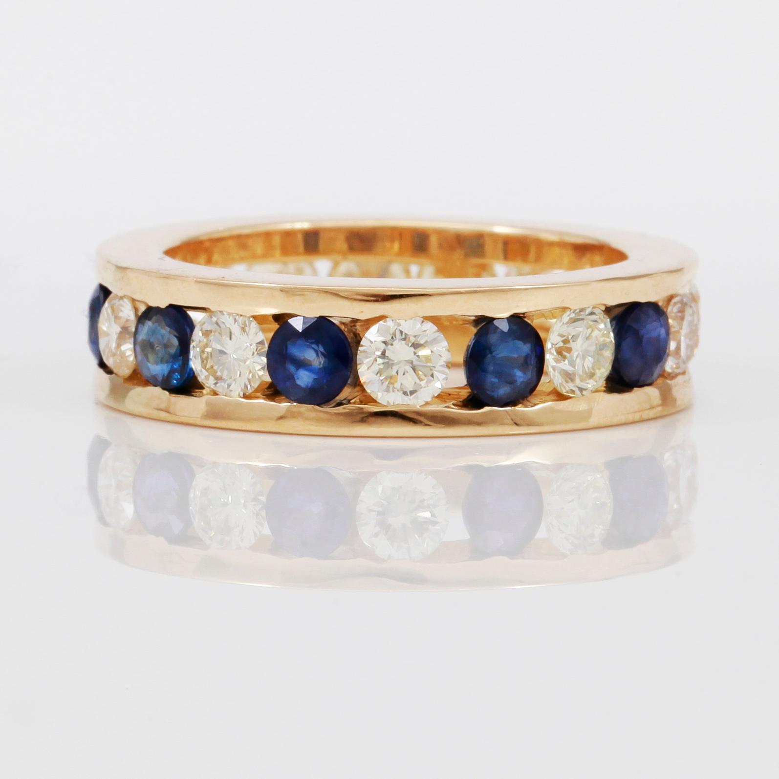RING, 5 blå safirer samt 15 briljantslipade diamanter totalt ca 2,40 ct.