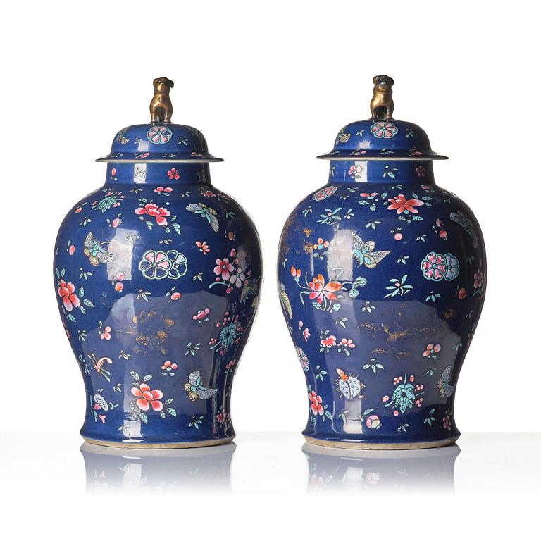 Urnor med lock, ett par, porslin. Qingdynastin, 1700/1800-tal.