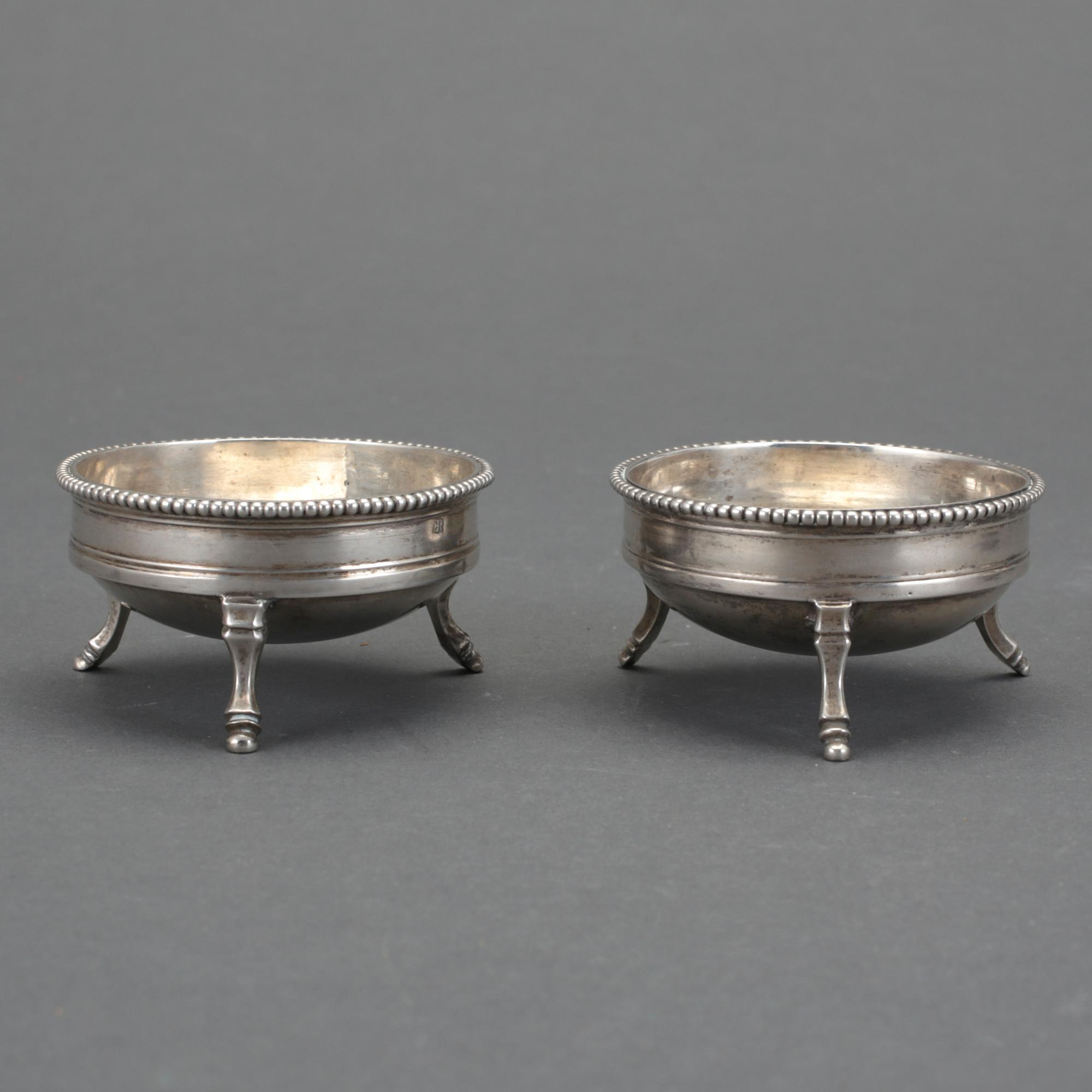 SALTKAR, ett par. Silver. Österrike, oidentifierade stämplar, empire, 1820-30-tal. Vikt ca 138 gram.