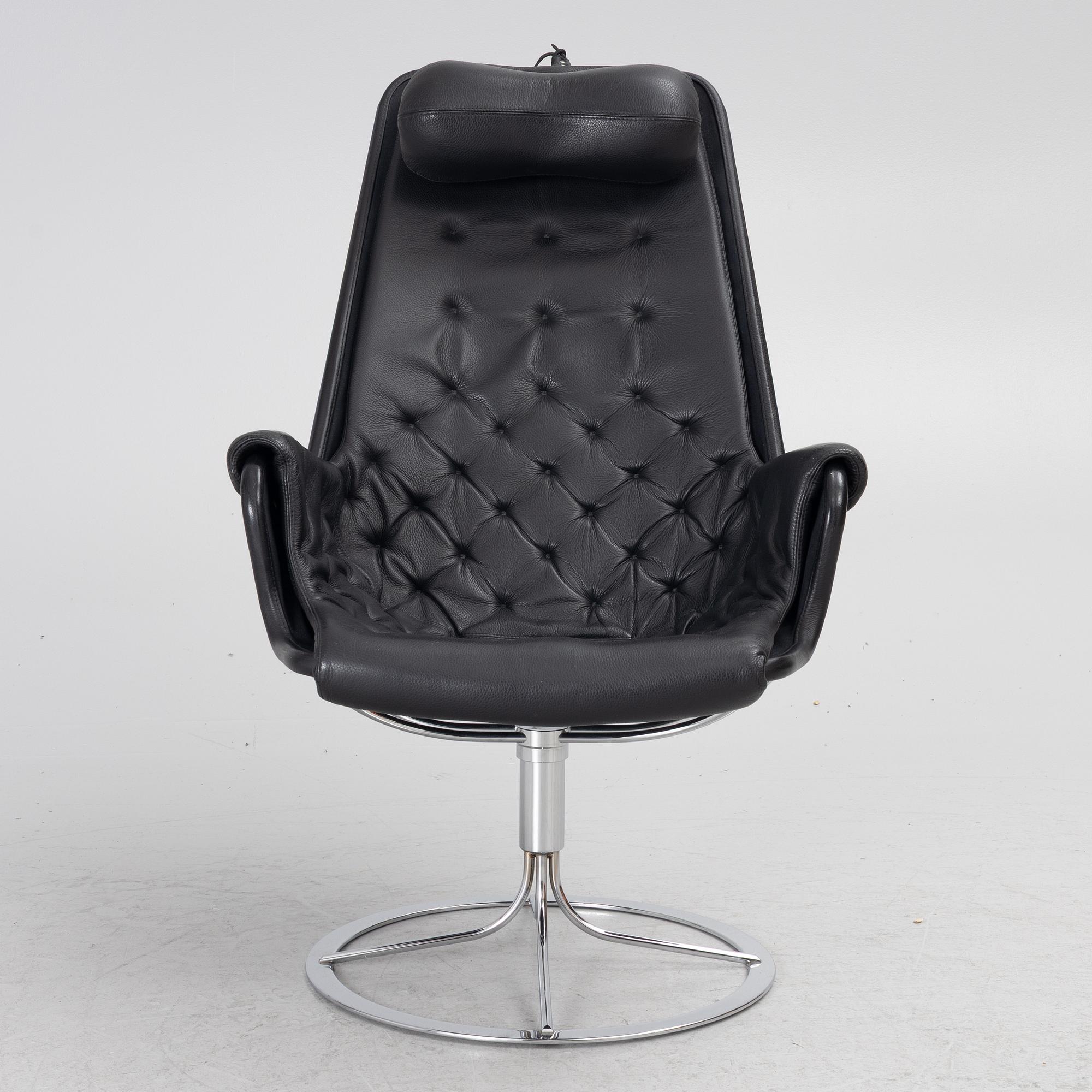 Bruno Mathsson, a 'Jetson' easy chair.