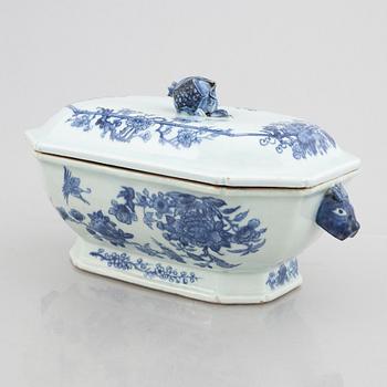 An export porcelain tureen with cover, China, Qianlong (1736-96).